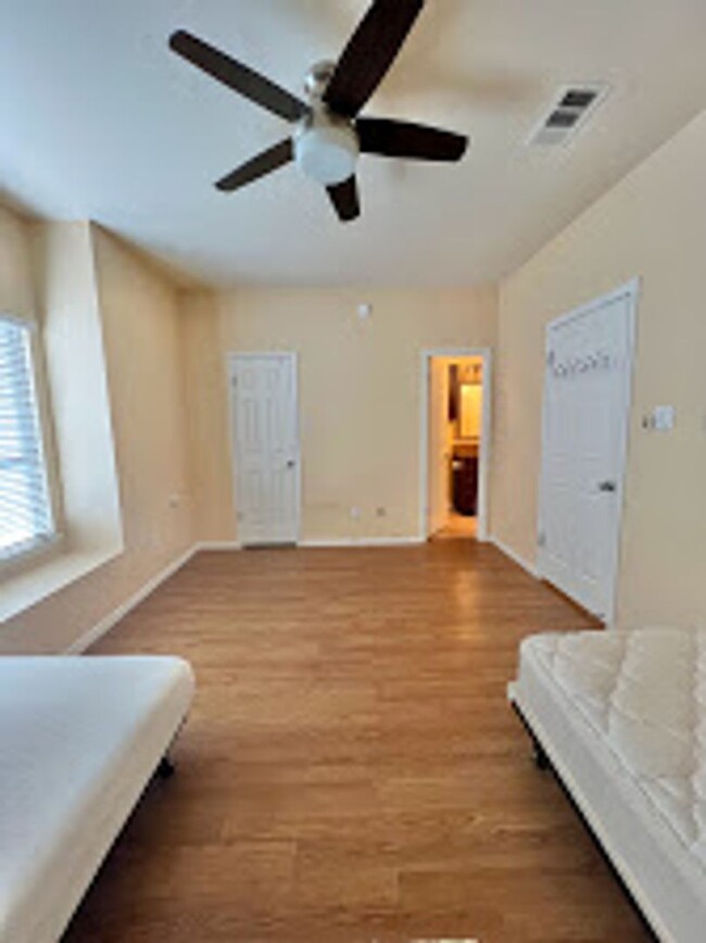 Building Photo - WONDERFUL WEST CAMPUS 1 BEDROOM - AVAILABL...