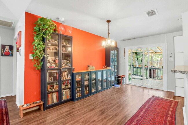 Building Photo - "Charming 3-Bed, 2-Bath Oasis on West Mistletoe Avenue – Spacious 1140 Sq Ft in San Antonio!"