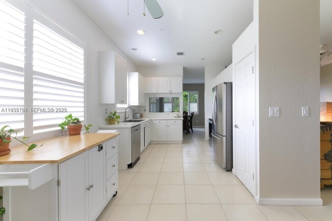 Building Photo - 250 SW Walking Path