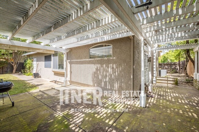 Building Photo - 2337 Fallwater Ln