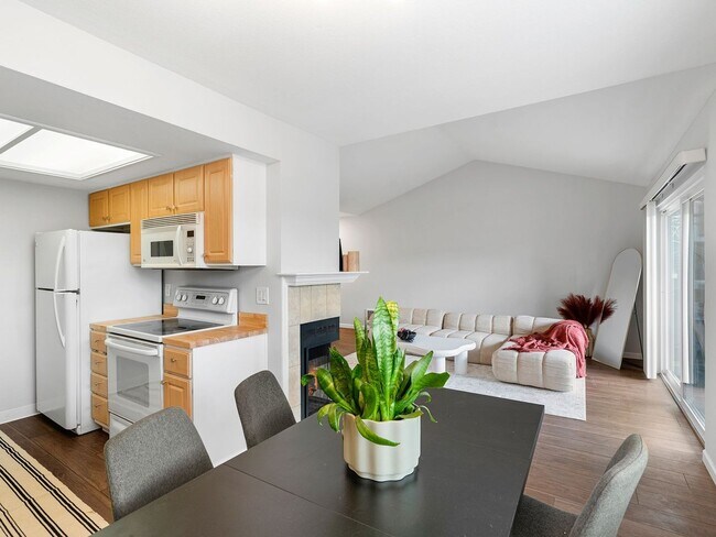 Building Photo - 1-bedroom, 1-bath condo in the heart of Murrayhill