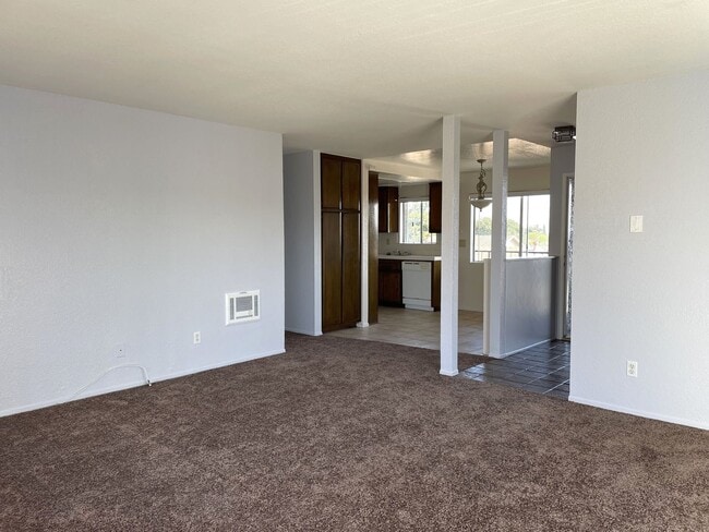 Building Photo - 1042 W 9th St