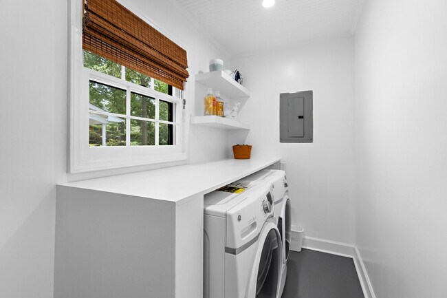 Building Photo - Fully Furnished Home, Short Term Leases Op...