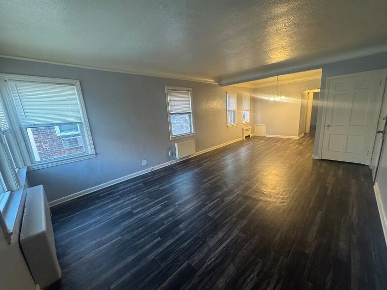 Building Photo - 2826 E 130th St