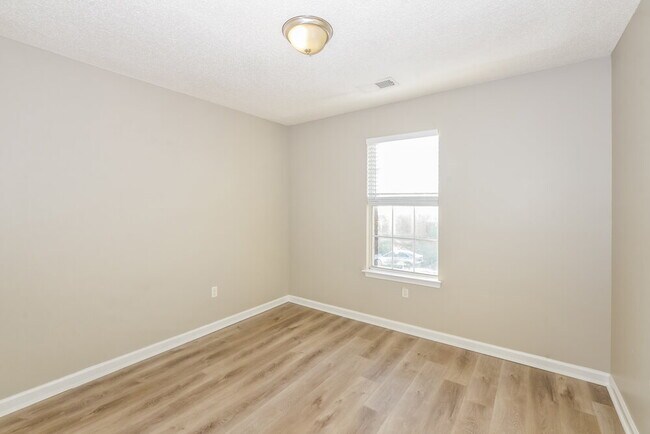 Building Photo - 7150 Hunter's Forest Dr