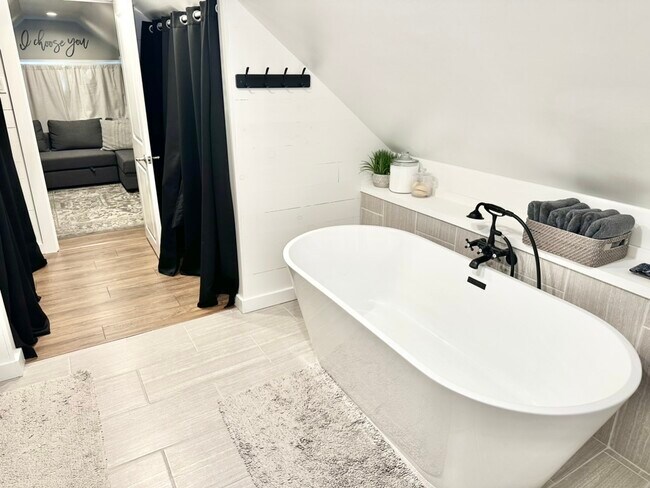second bath with his and her closets - 135 E Wayne Ter