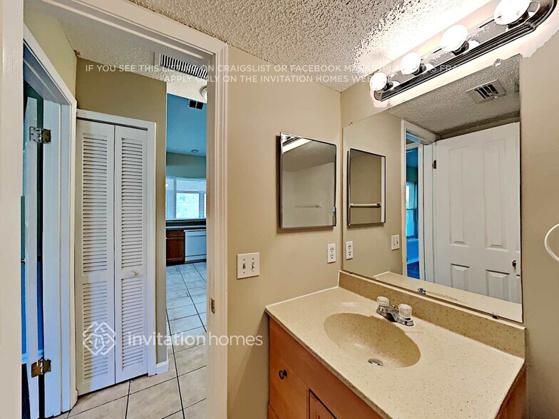 Building Photo - 2171 Aztec Dr W