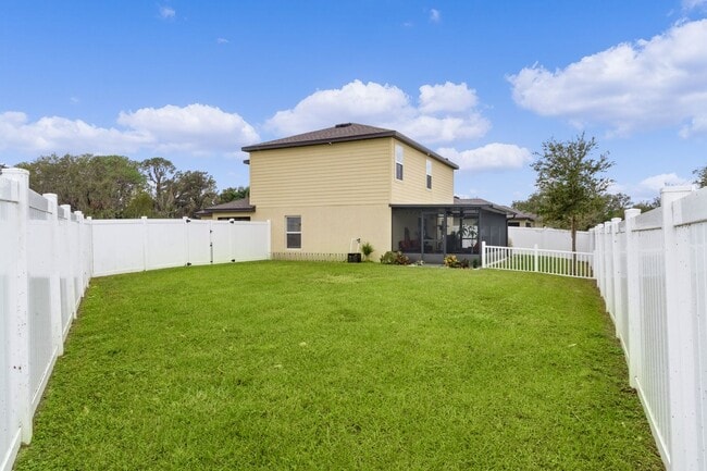 Building Photo - FULLY FENCED BACK YARD!