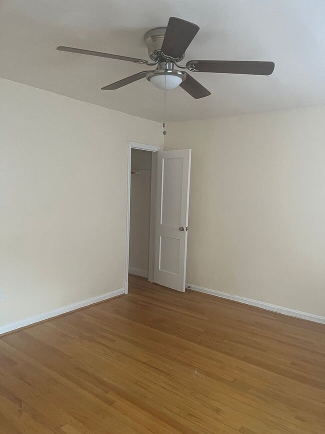 Building Photo - 3bed 1.5 Bathroom Townhome located 4353 Ro...