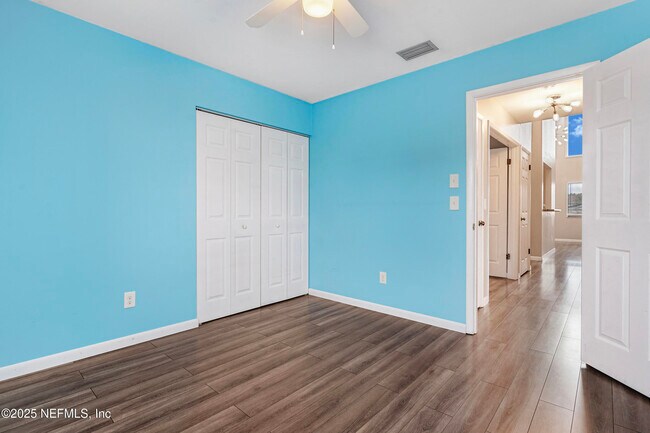 Building Photo - 17 Clinton Ct S