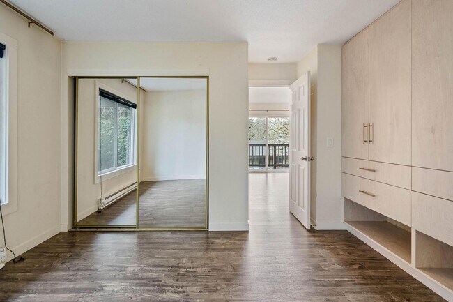 Building Photo - Spacious, comfortable 1-bdrm/1-bath condo. Community rec center, hot tub, pool, peaceful location