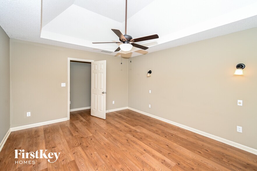 Building Photo - 5802 Millers Pond Ln