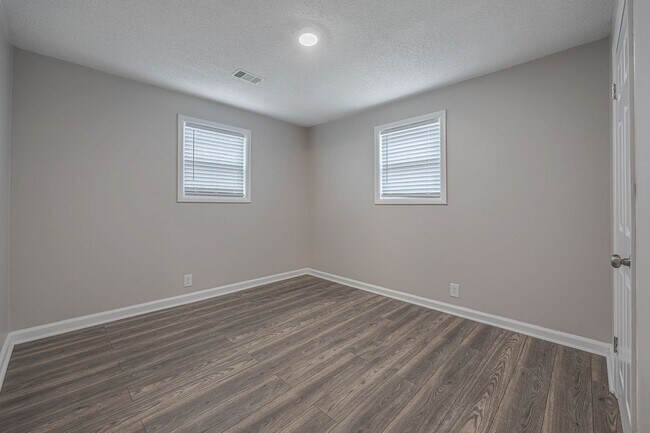 Building Photo - 2215 Sutton-Move in ready!