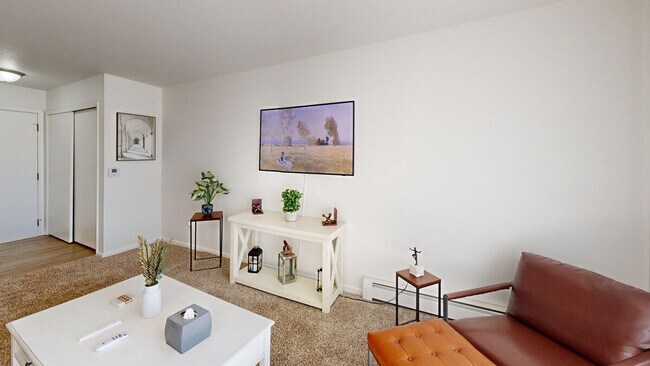 Building Photo - 517 E Division St