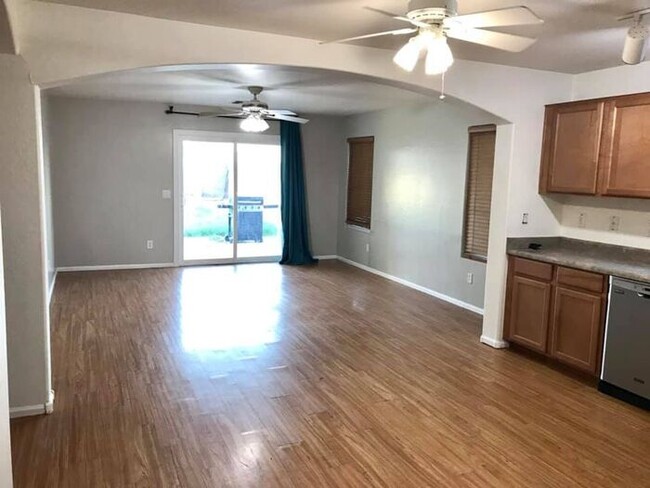 Building Photo - 3-bed plus den or 4-bedroom in San Tan Valley