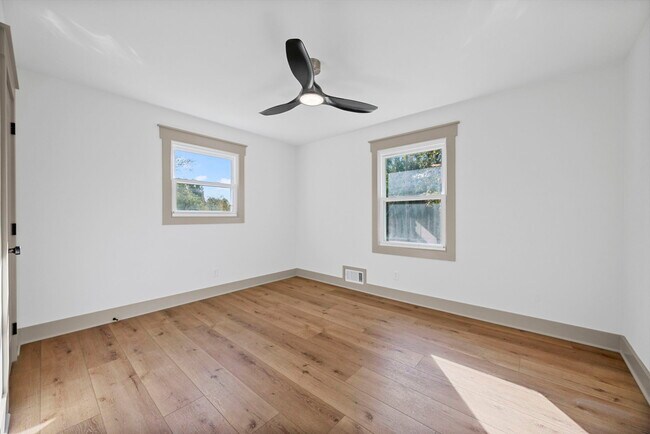 Building Photo - 460 Hilltop Trail