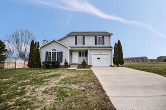 Building Photo - Pet Friendly Three Bedroom!