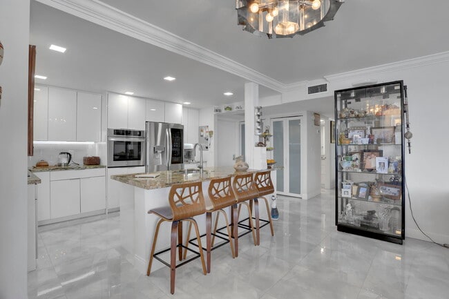 Building Photo - 1149 Hillsboro Mile