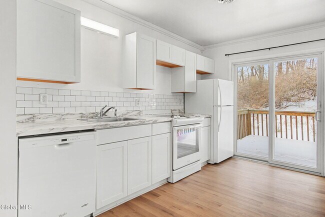 Building Photo - 25A Pine Ln