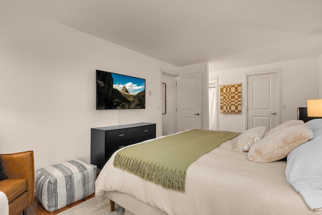 Building Photo - 215 9th St