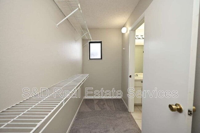 Building Photo - 1808 Village Ct