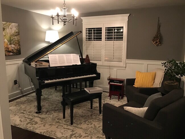 Building Photo - 583 Nile St