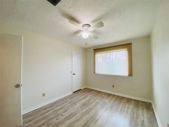 Building Photo - 2001 Highland Hills Dr