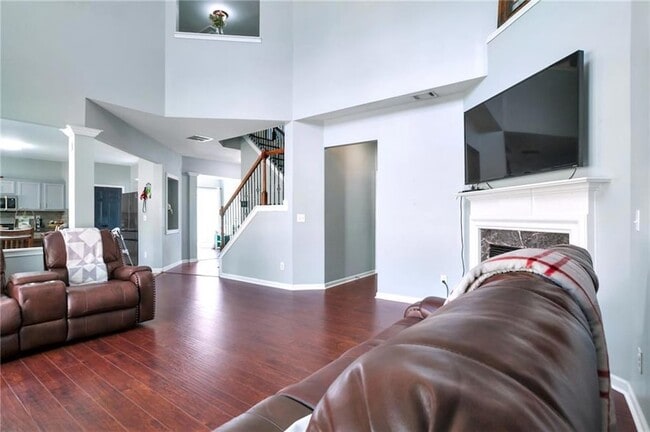 Building Photo - 1565 Hedington Cir SE