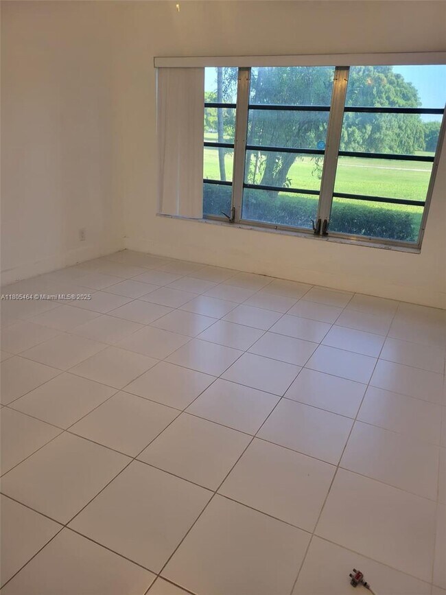 Building Photo - 3100 N Palm Aire Dr