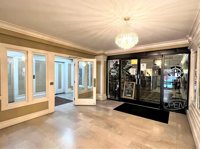 Building Photo - ADORABLE DOWNTOWN CONDO - WALK EVERYWHERE!
