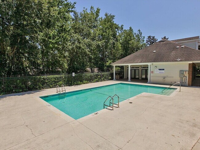 Building Photo - 3-bedroom 3-bathroom condo off Tharpe, great location, newly updated!
