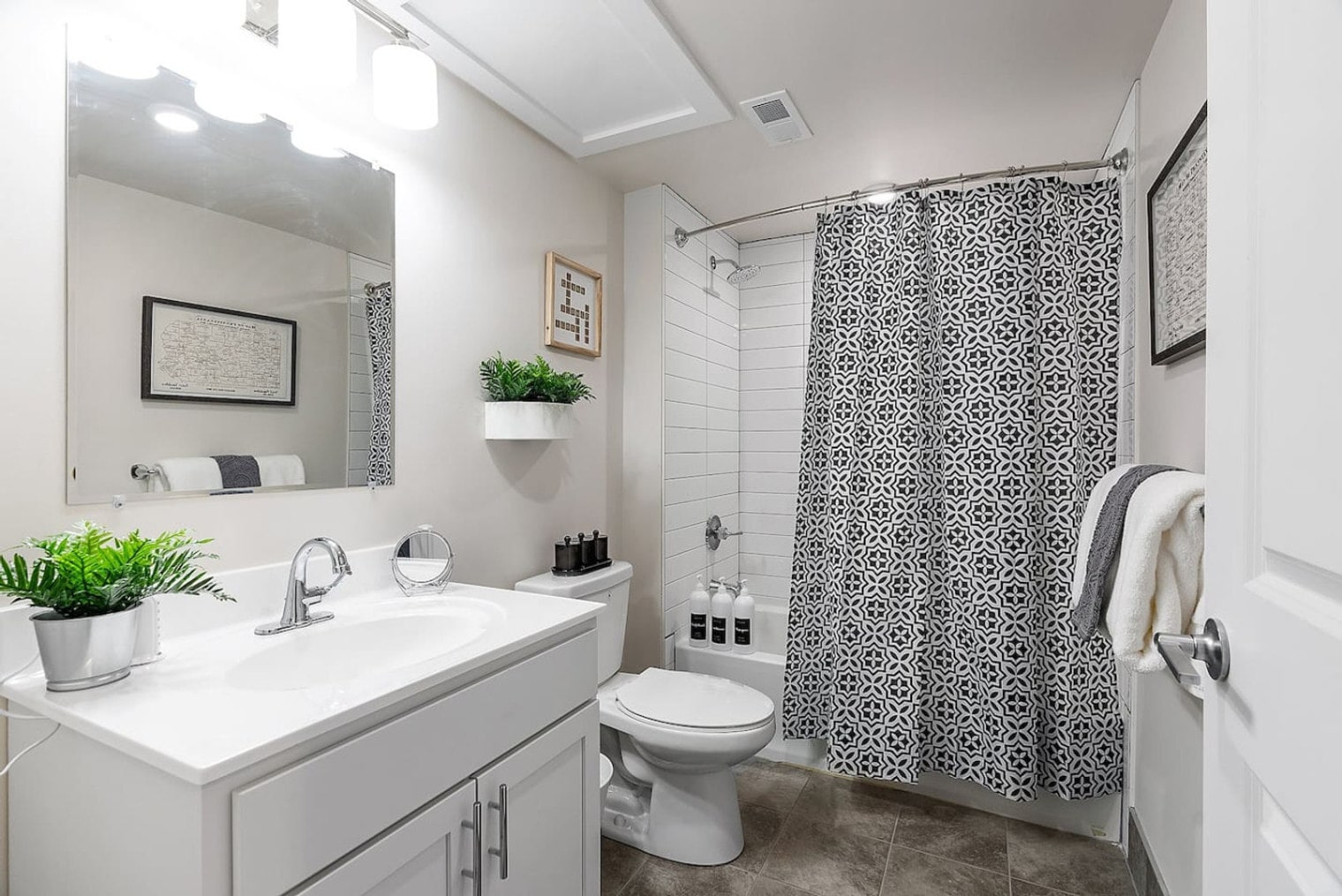 Building Photo - 212 W Roberts Ave