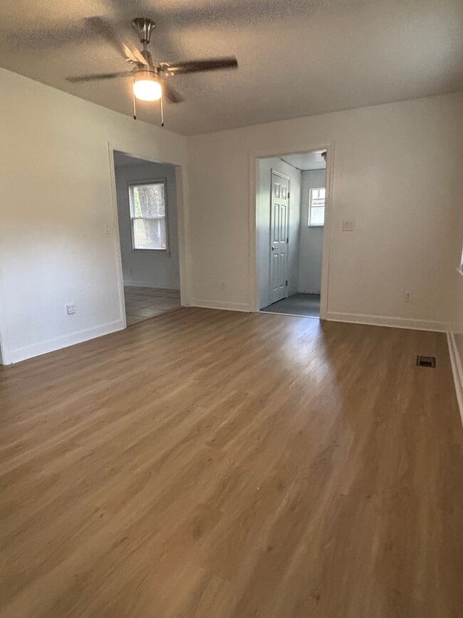 Building Photo - 2211 Lavera Dr