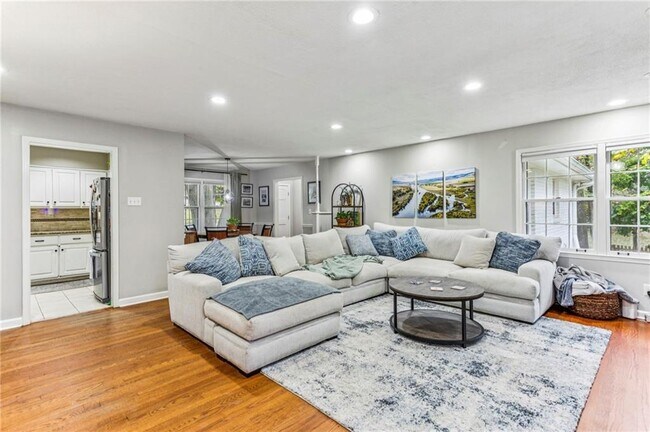 Building Photo - 2592 Woodacres Rd NE