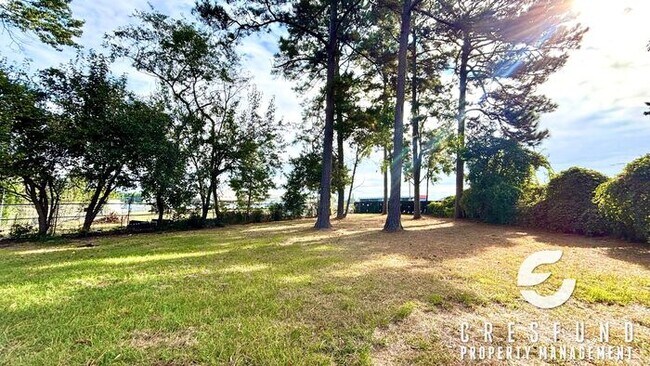 Building Photo - 3 BEDROOM AVAILABLE NOW - Minutes From For...