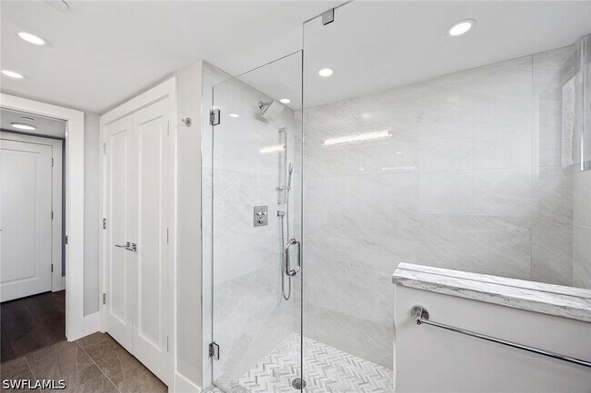 Building Photo - 6075 Pelican Bay Blvd