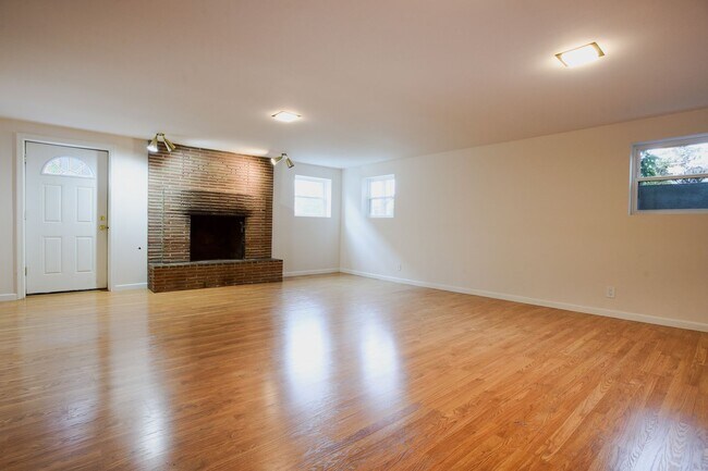 Building Photo - Beautiful 4 bedroom plus office home in Ballard