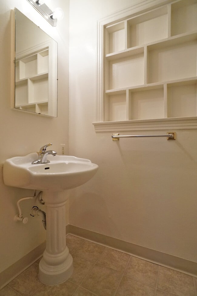 Building Photo - charming 3 bedroom 1.5 bathroom House in U...