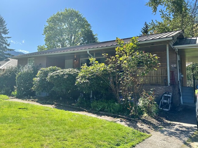 Building Photo - Converted Duplex 2 Bed 1 Bath w/ Private Y...
