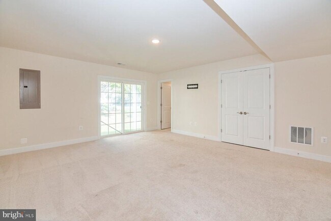 Building Photo - 8772 Elsing Green Dr