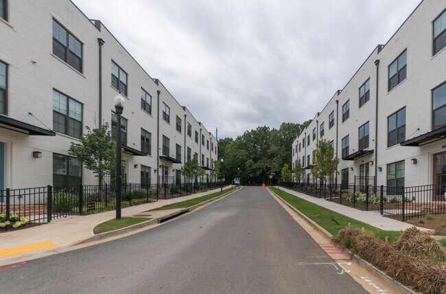 Building Photo - Immaculate, new 3BR/3.5BA townhome in The Maxwell community in Alpharetta GA.