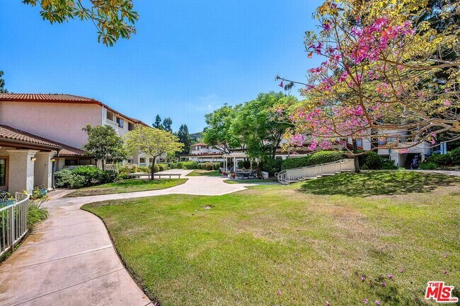 Building Photo - 501 Palisades Dr