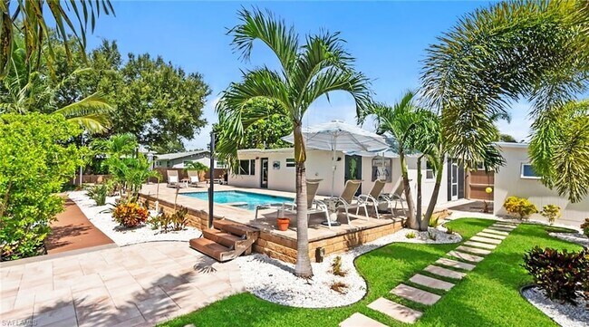 Building Photo - 2736 Riverview Dr