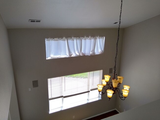 Building Photo - Gorgeous 2 Story 3 Bedroom 2.5 Baths in Da...