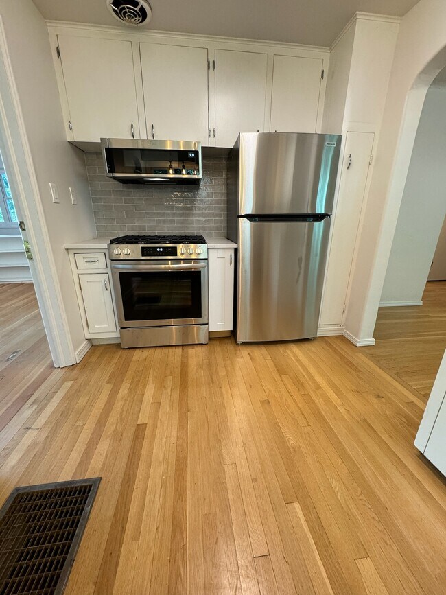 Building Photo - 978 E 5th Ave