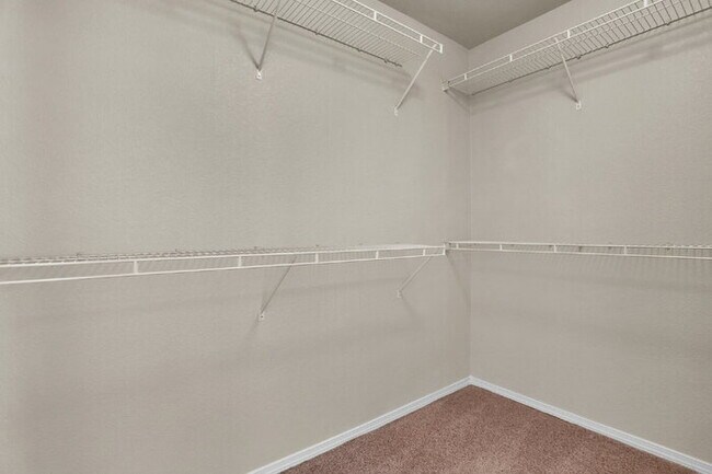 Building Photo - Spacious 3-Bed End-Unit Townhome with Moun...
