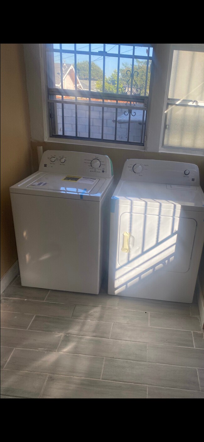 Building Photo - 716 W 60th St