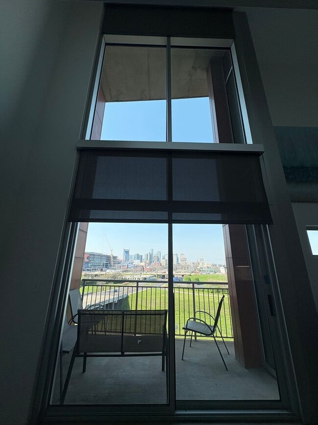 Building Photo - Enormous Loft With Downtown Views