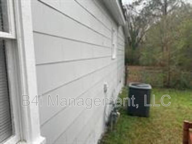 Building Photo - 205 Porter St SW