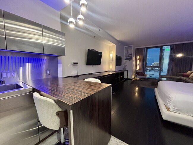 Building Photo - Palms Place Studio — Skyline Views, 5 Minu...